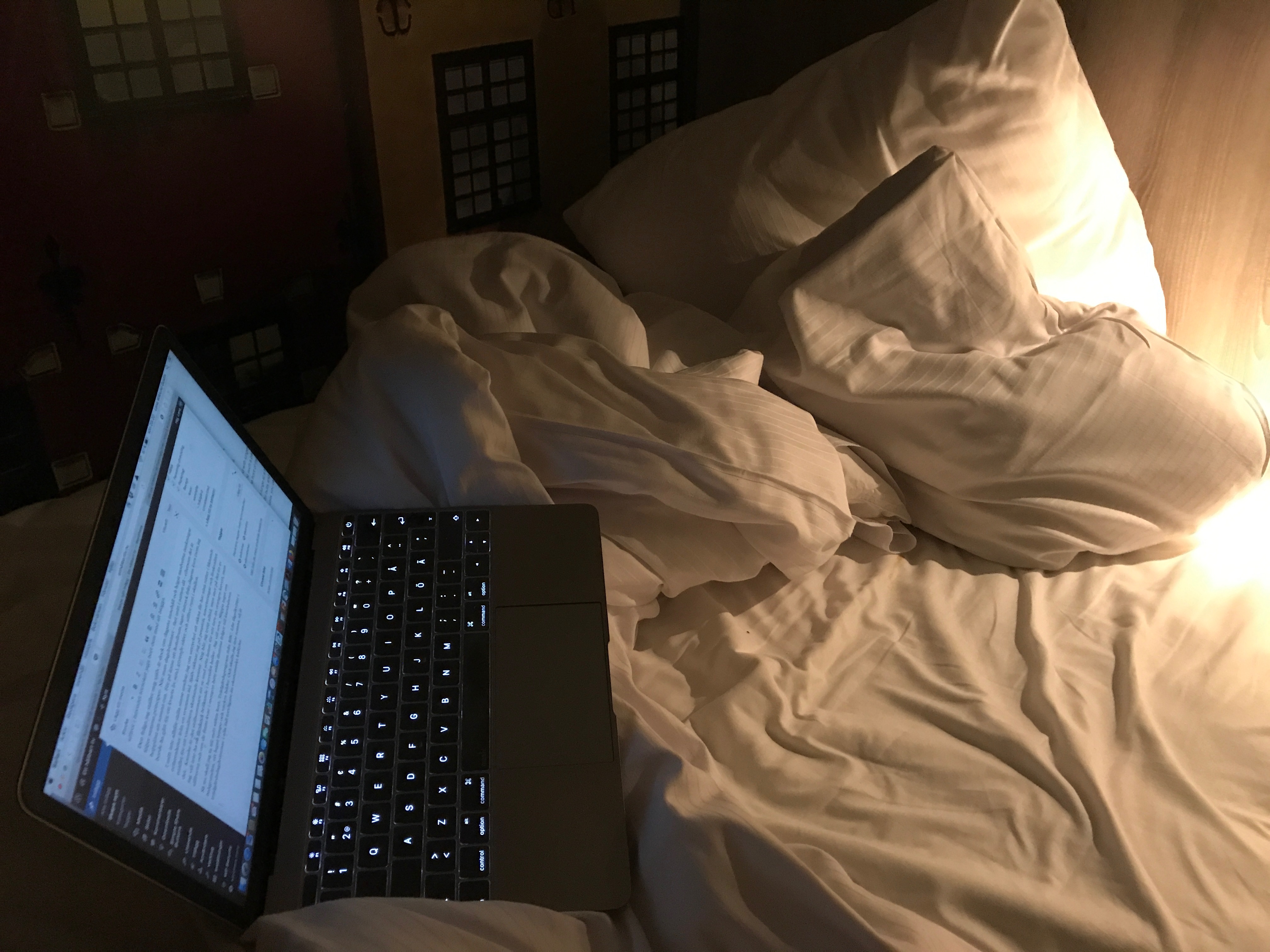Dator i stökig säng